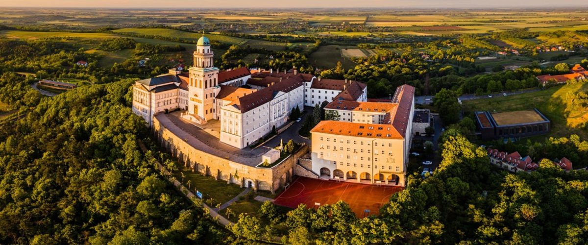 Iskola a láthatáron címmel időszaki kiállítás nyílt a Pannonhalmi Főapátságban